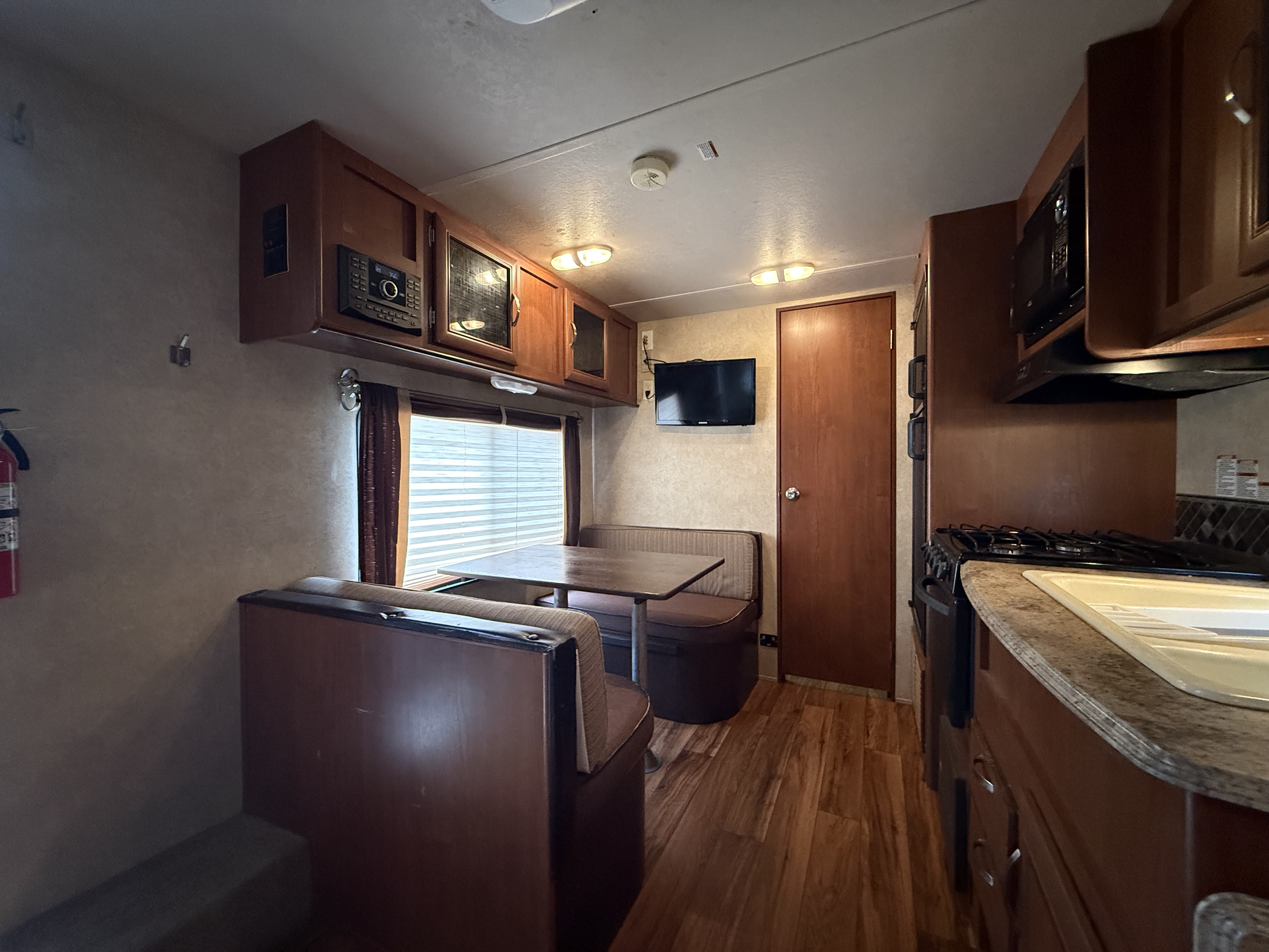 2016 WILDWOOD X-LIGHT SERIES 241QBXL - Image 10