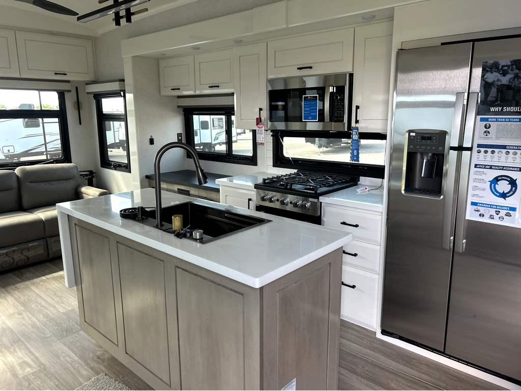 2027 JAYCO PINNACLE 32RLTS - Image 8