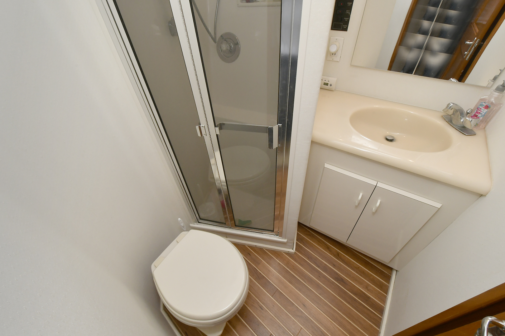 1997 Viking 47 Convertible - Image 29