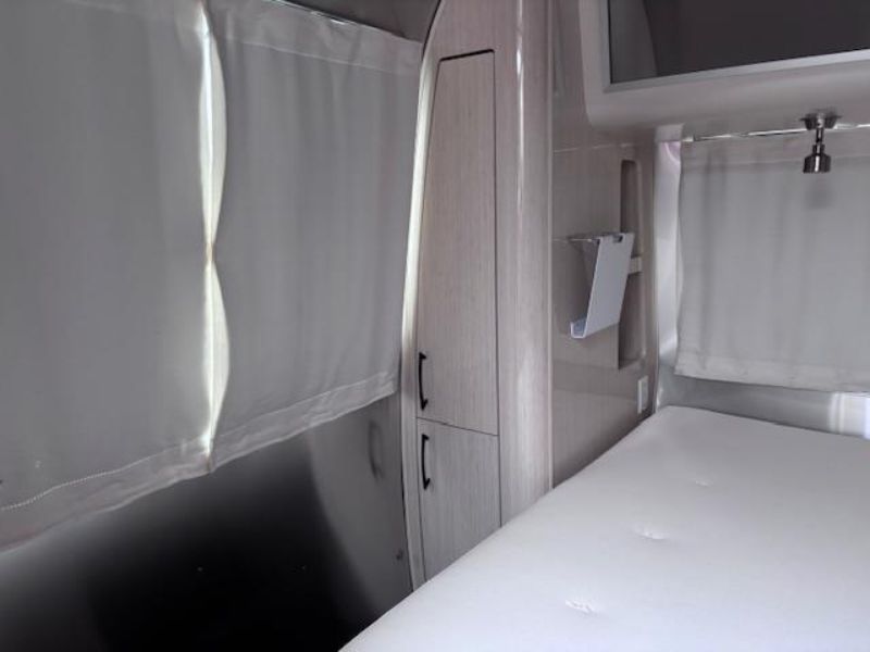2017 Airstream International Serenity 30 - Image 13