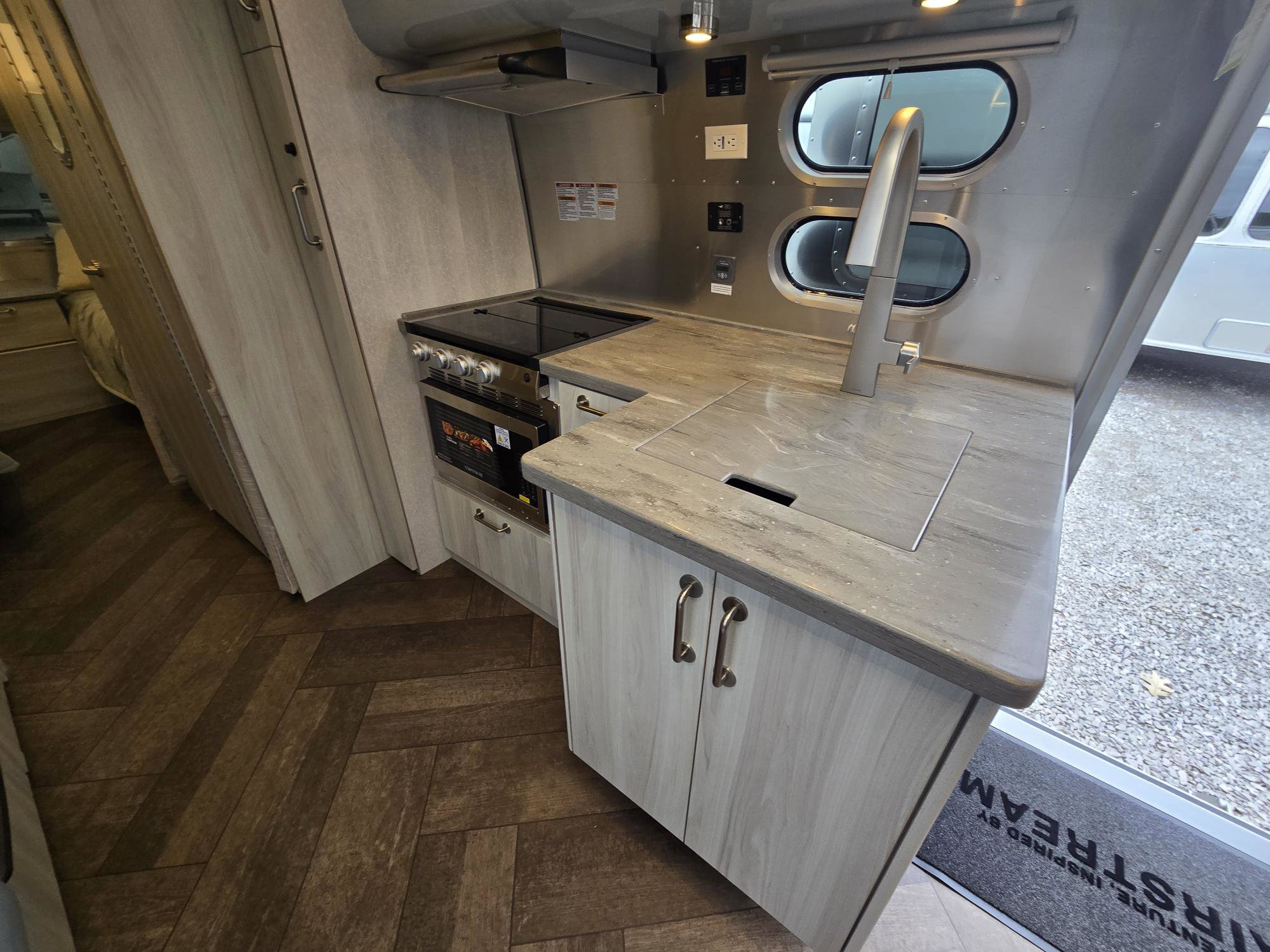 2026 Airstream International 25FB - Image 15