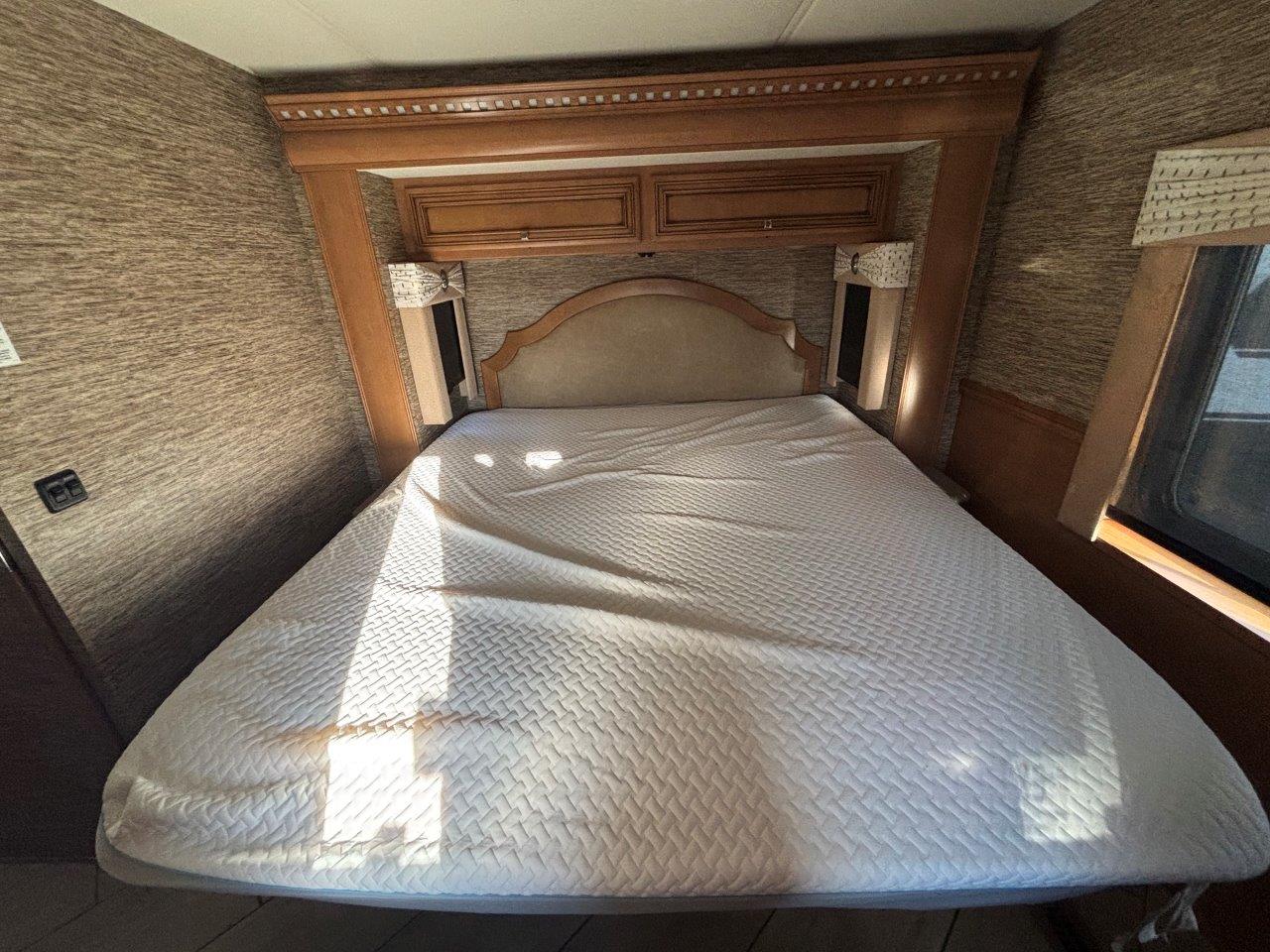 2017 Newmar Bay Star 3113 - Image 13