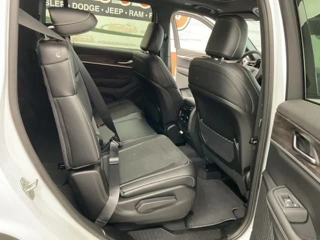 2026 Jeep Grand-Cherokee-L Laredo Altitude 4x4 - Image 31