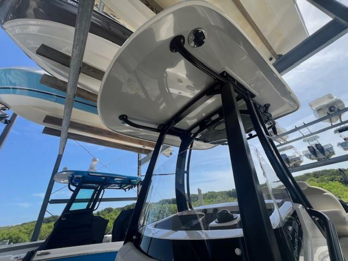 2023 Boston Whaler 250 DAUNTLESS Base - Image 16