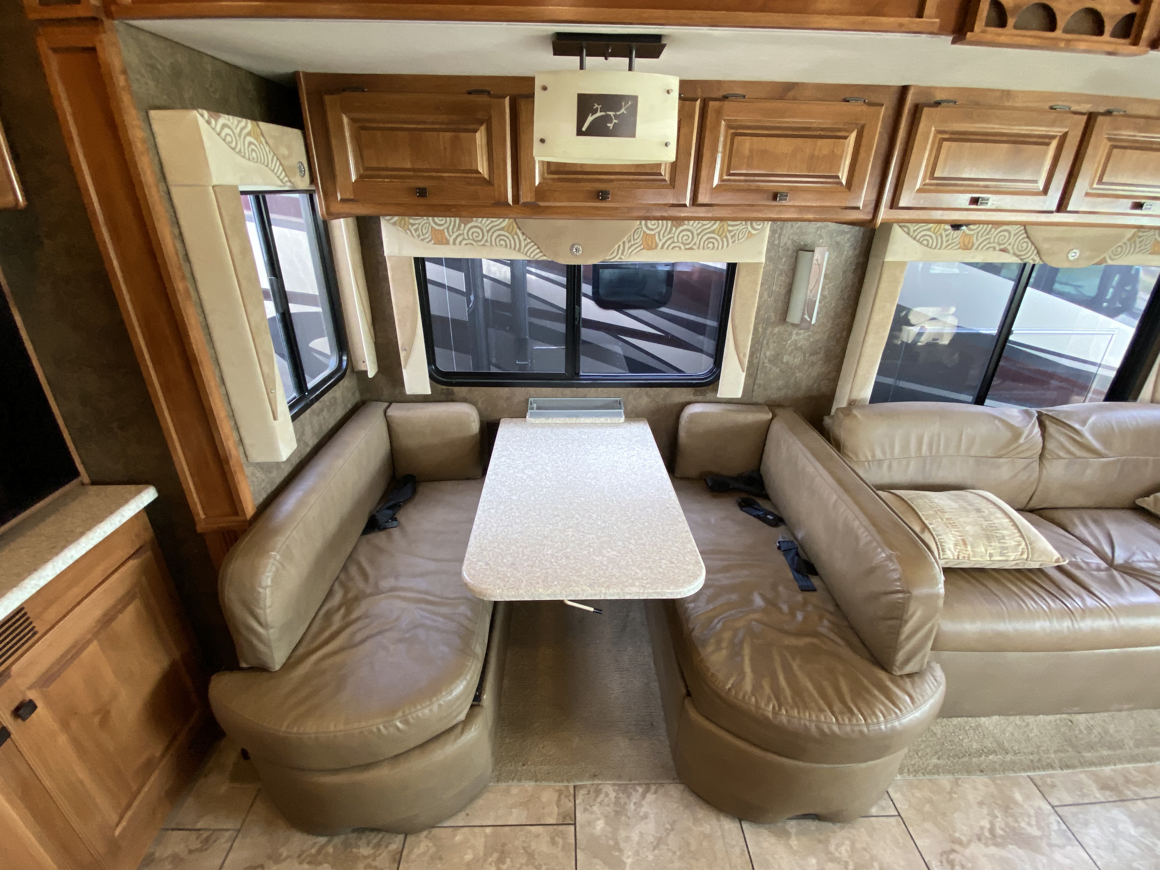 2014 Tiffin Allegro 32 CA - Image 19