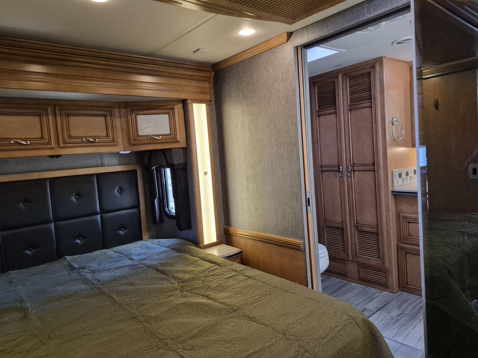 2015 Newmar Ventana 3636 - Image 17
