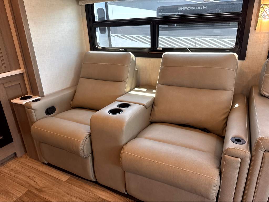 2027 THOR MOTOR COACH HURRICANE 36H - Image 10