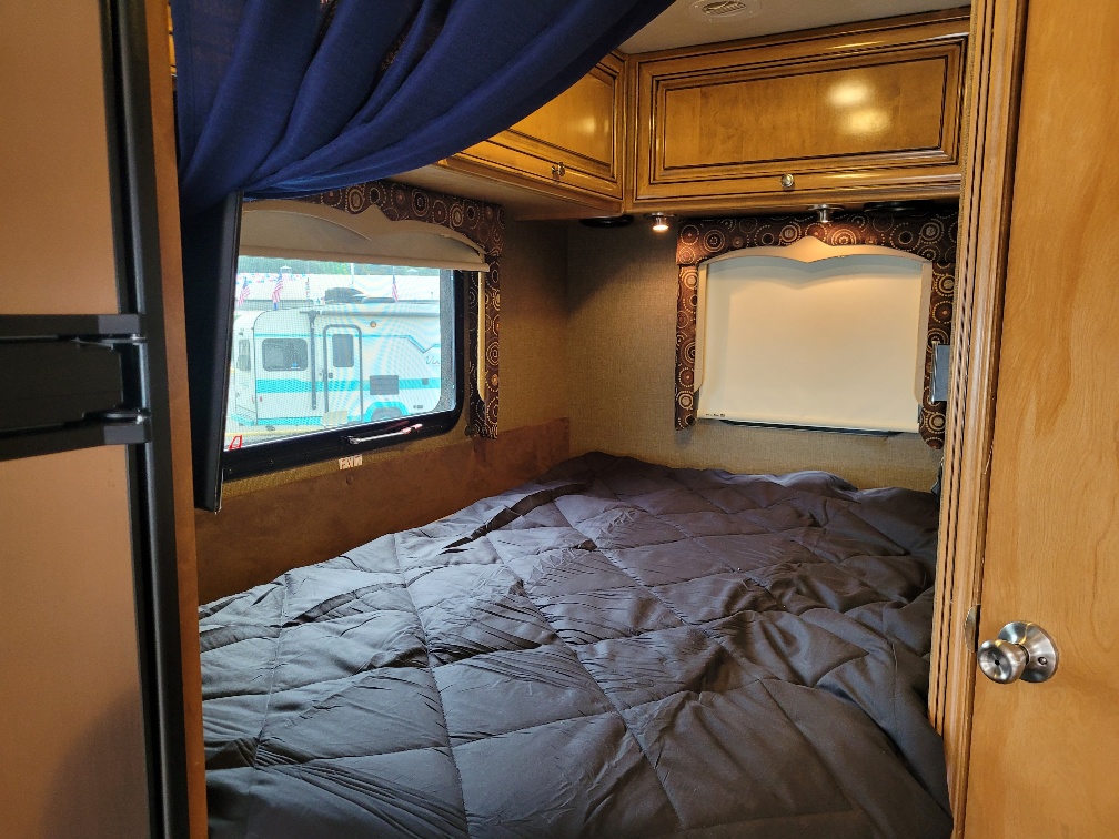 2016 Thor Motor Coach Siesta Sprinter 24SL - Image 18