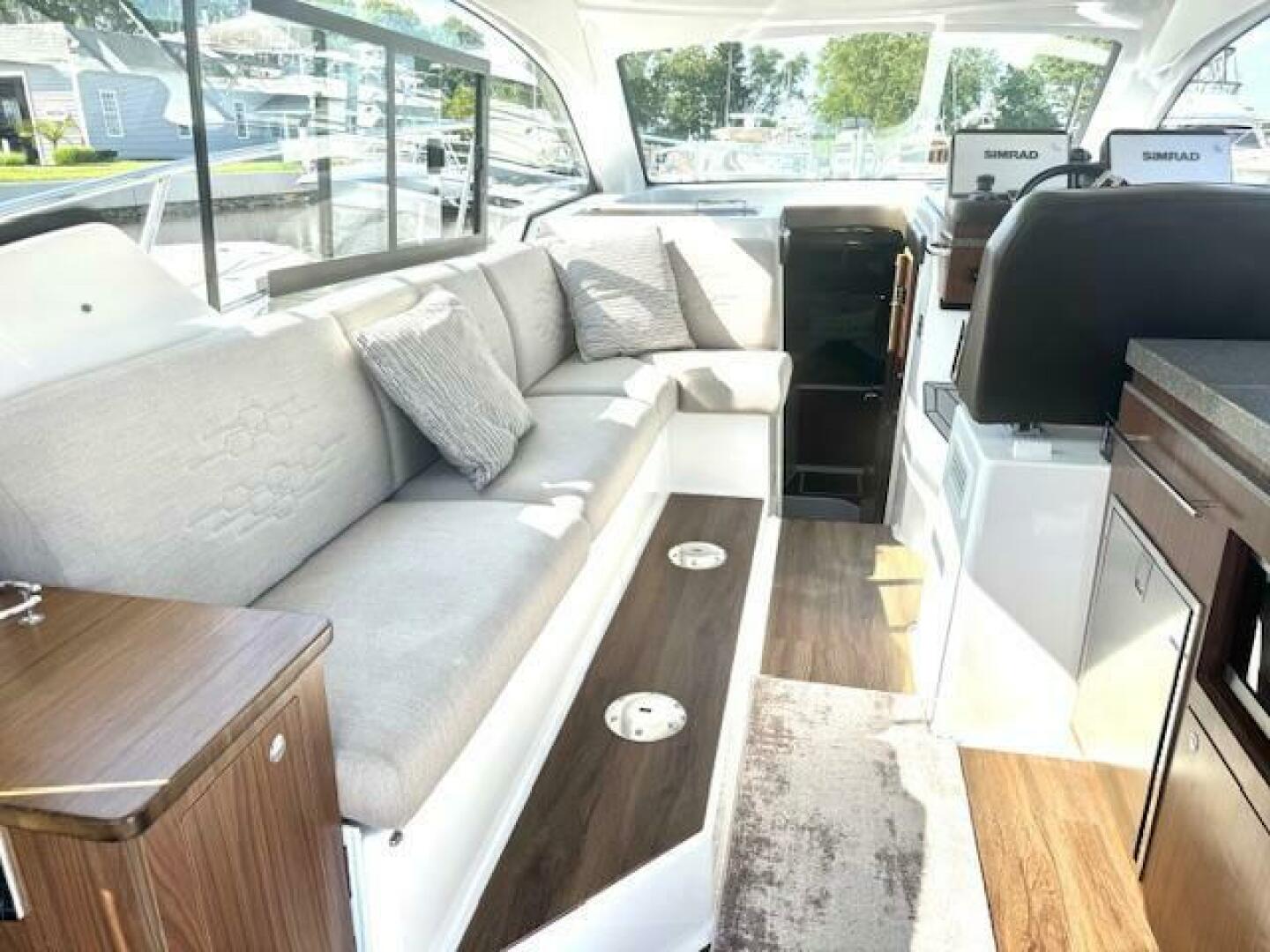 2020 Four Winns Vista 355 Coupe OB - Image 13
