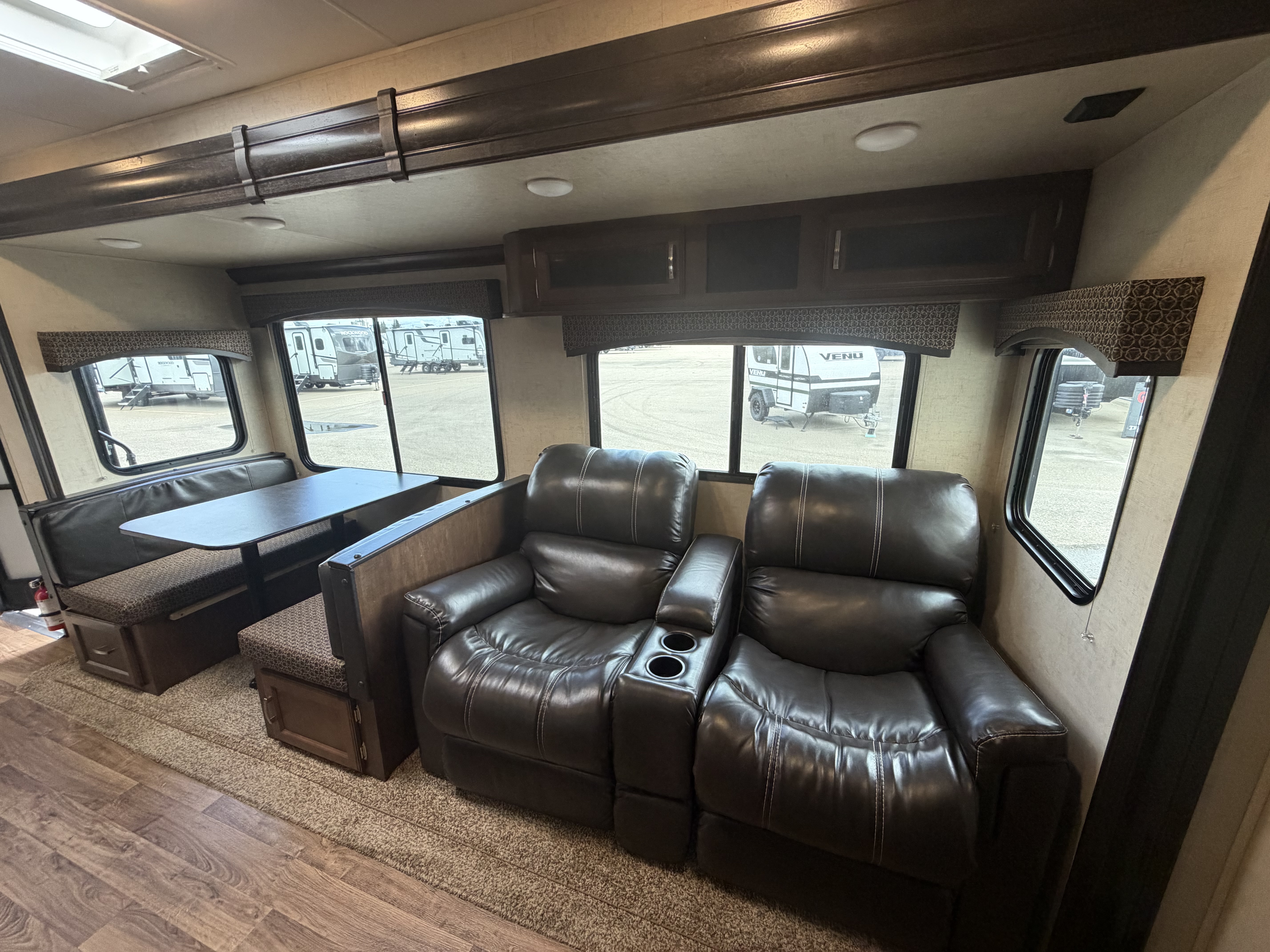 2018 VENTURE RV SPORT TREK 327 VIK - Image 11