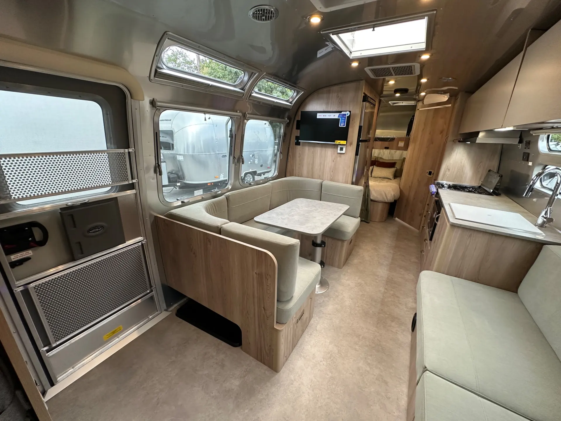 2027 Airstream Flying Cloud 30FB Bunk - Image 63