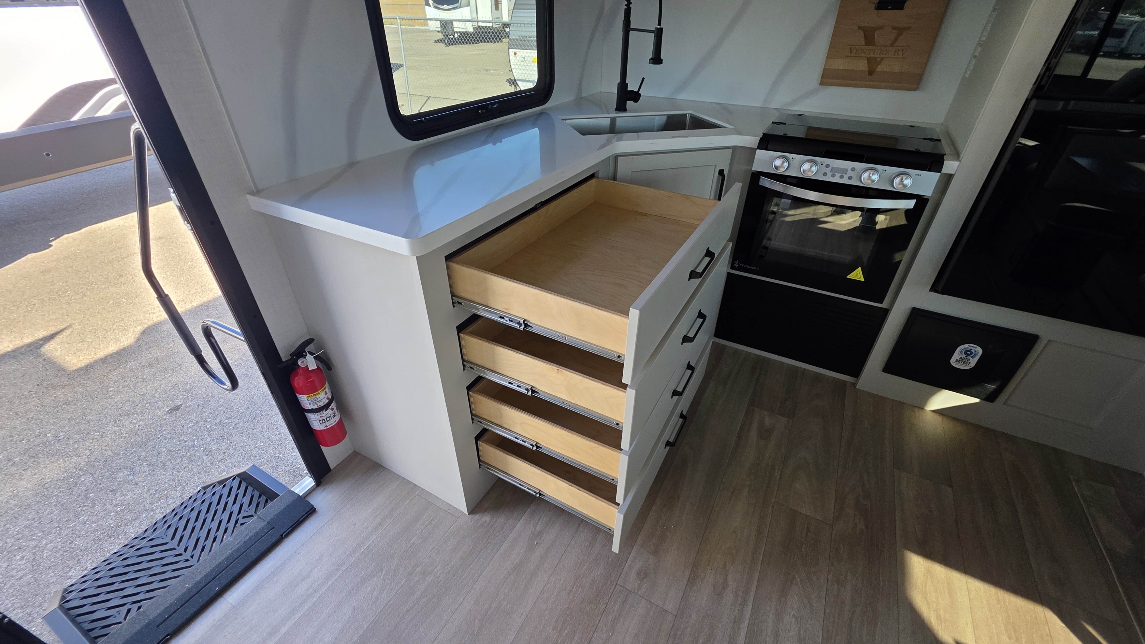 2027 VENTURE RV SPORTTREK 272VRK - Image 18