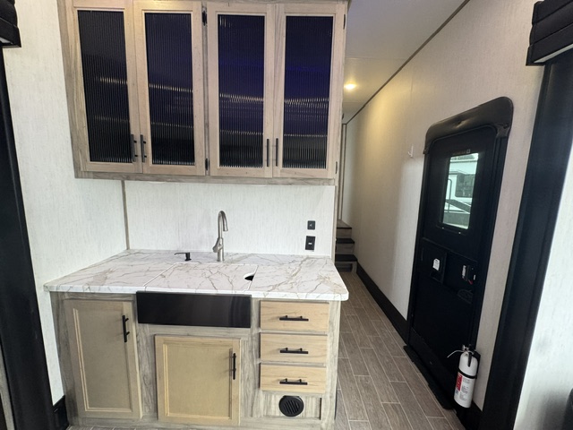 2022 Forest River Cherokee Arctic Wolf 3880 SUITE - Image 23