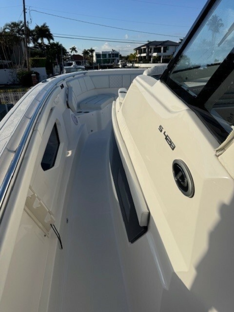 2023 PURSUIT S 428 Sport Base - Image 13