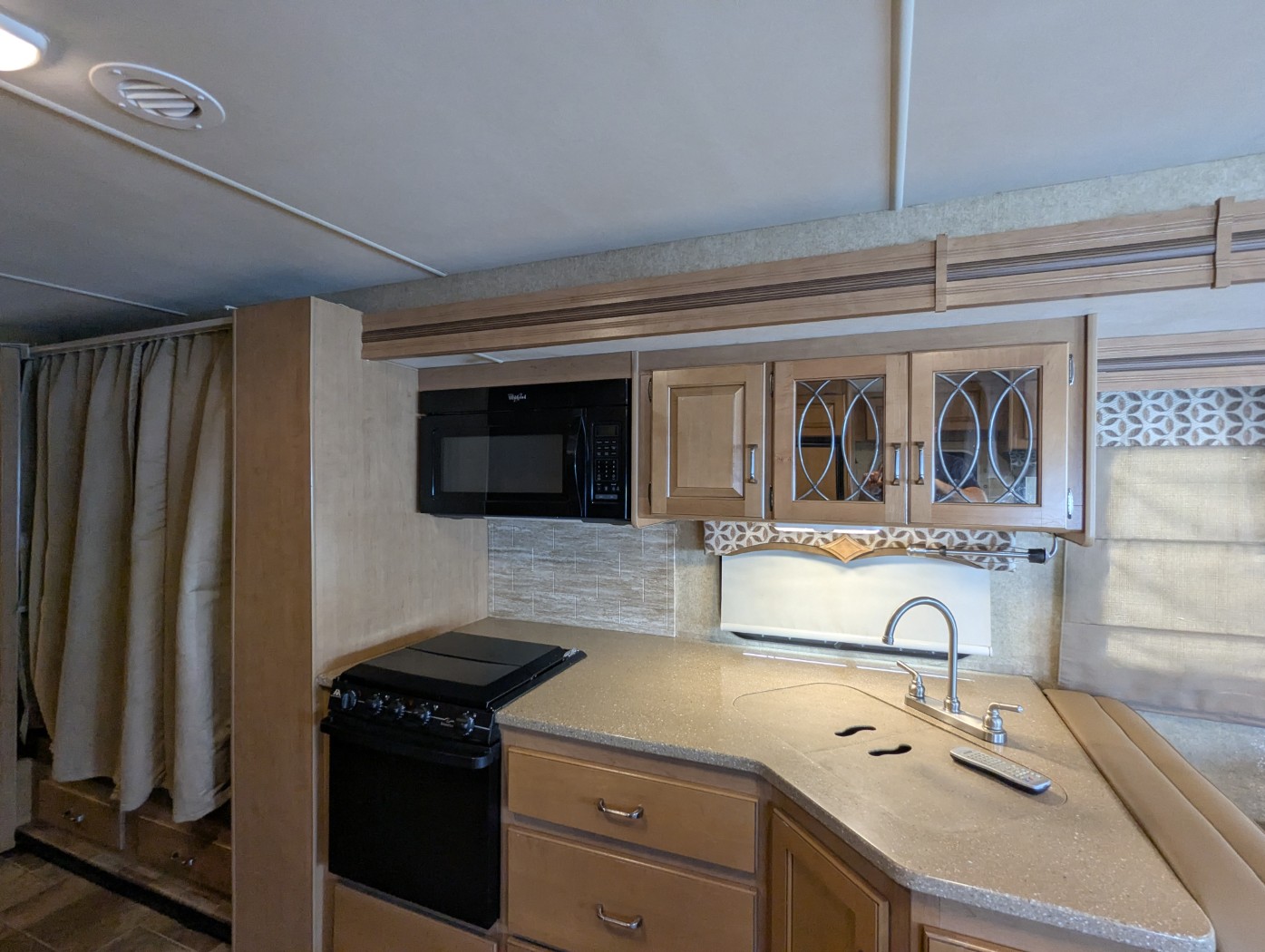 2016 Thor Motor Coach Hurricane 34J - Image 18
