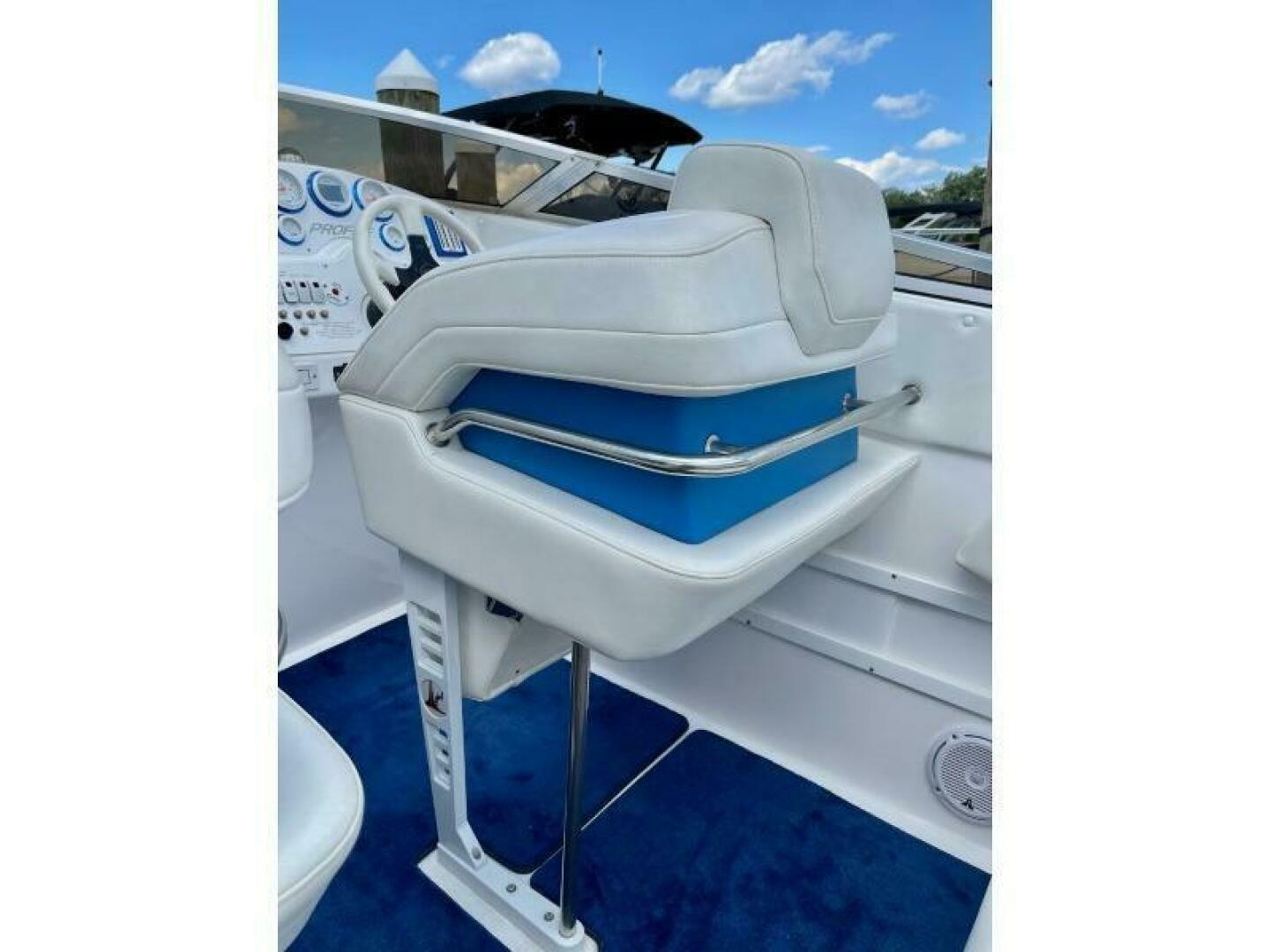 2002 Profile 33 V - Image 8