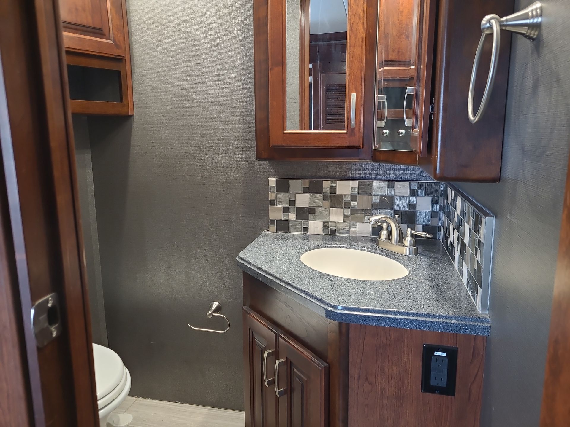 2017 Holiday Rambler Endeavor XE 38K - Image 21