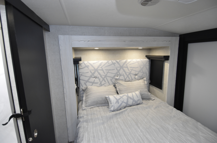 2025 Eclipse Attitude Wide Lite 5th Wheel 39A15G - Image 39