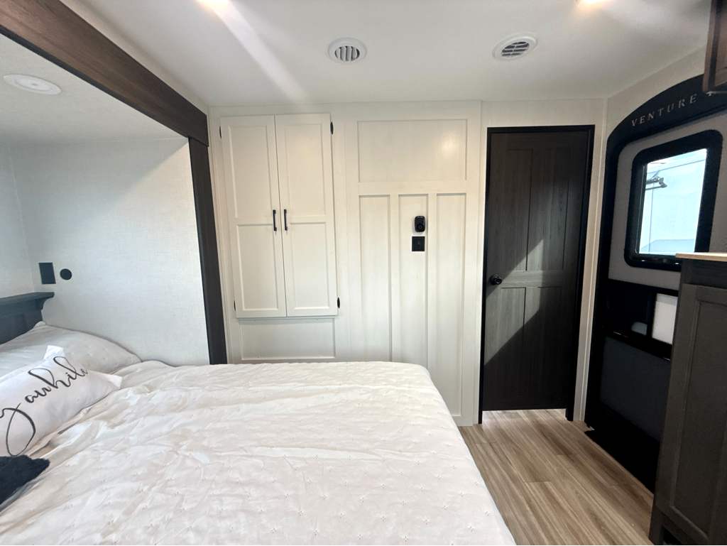 2027 VENTURE RV SPORTTREK 333VFK - Image 23