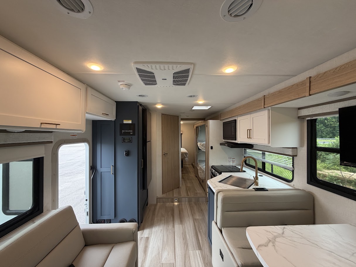 2027 THOR MOTOR COACH MAGNITUDE GA31 - Image 8