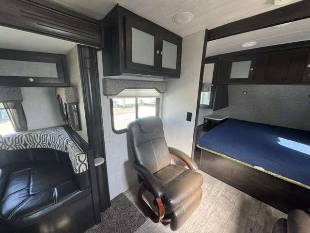2018 HEARTLAND RV NORTH TRAIL 22FBS - Image 16