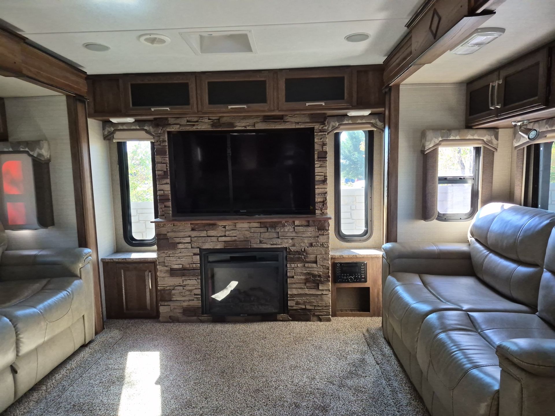 2017 Keystone Cougar 326RDS - Image 16