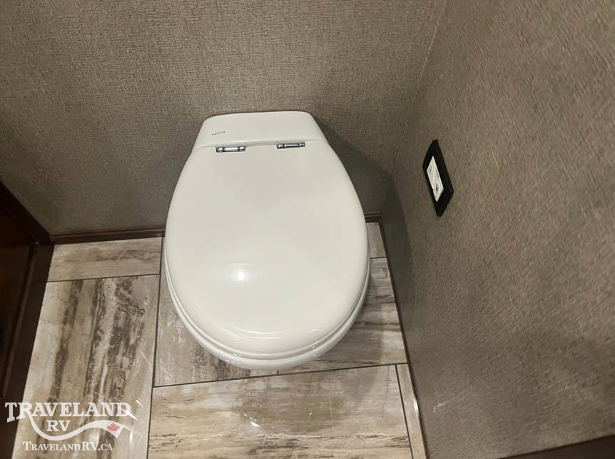 2018 Fleetwood Discovery LXE 40D - Image 34