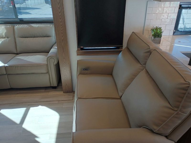2024 Alliance RV Paradigm 395DS - Image 8