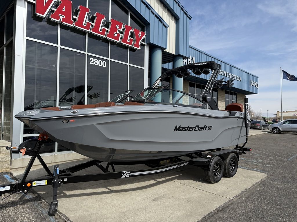 2025 MasterCraft XT22 - Image 2