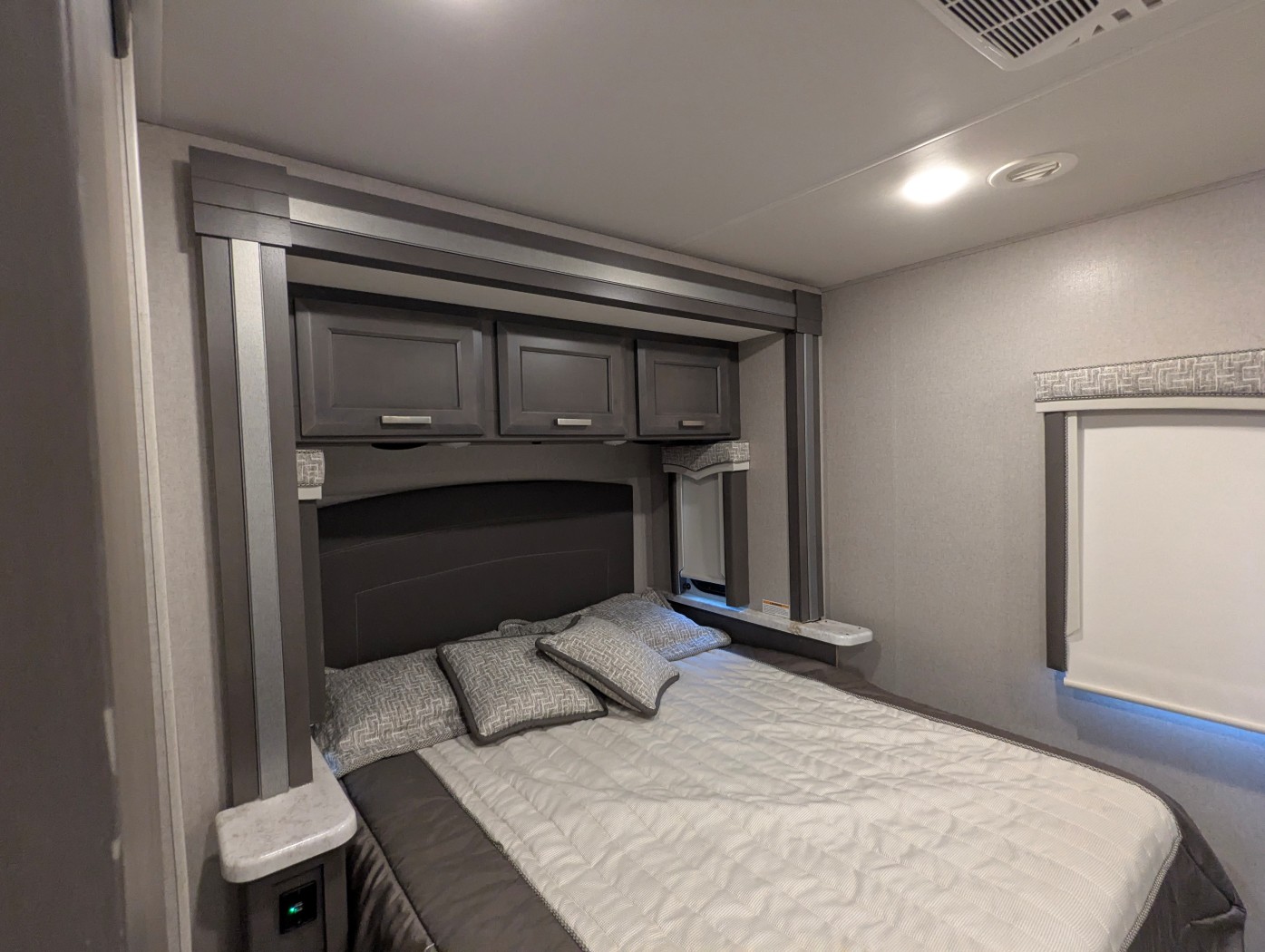 2024 Thor Motor Coach Omni XG32 - Image 31