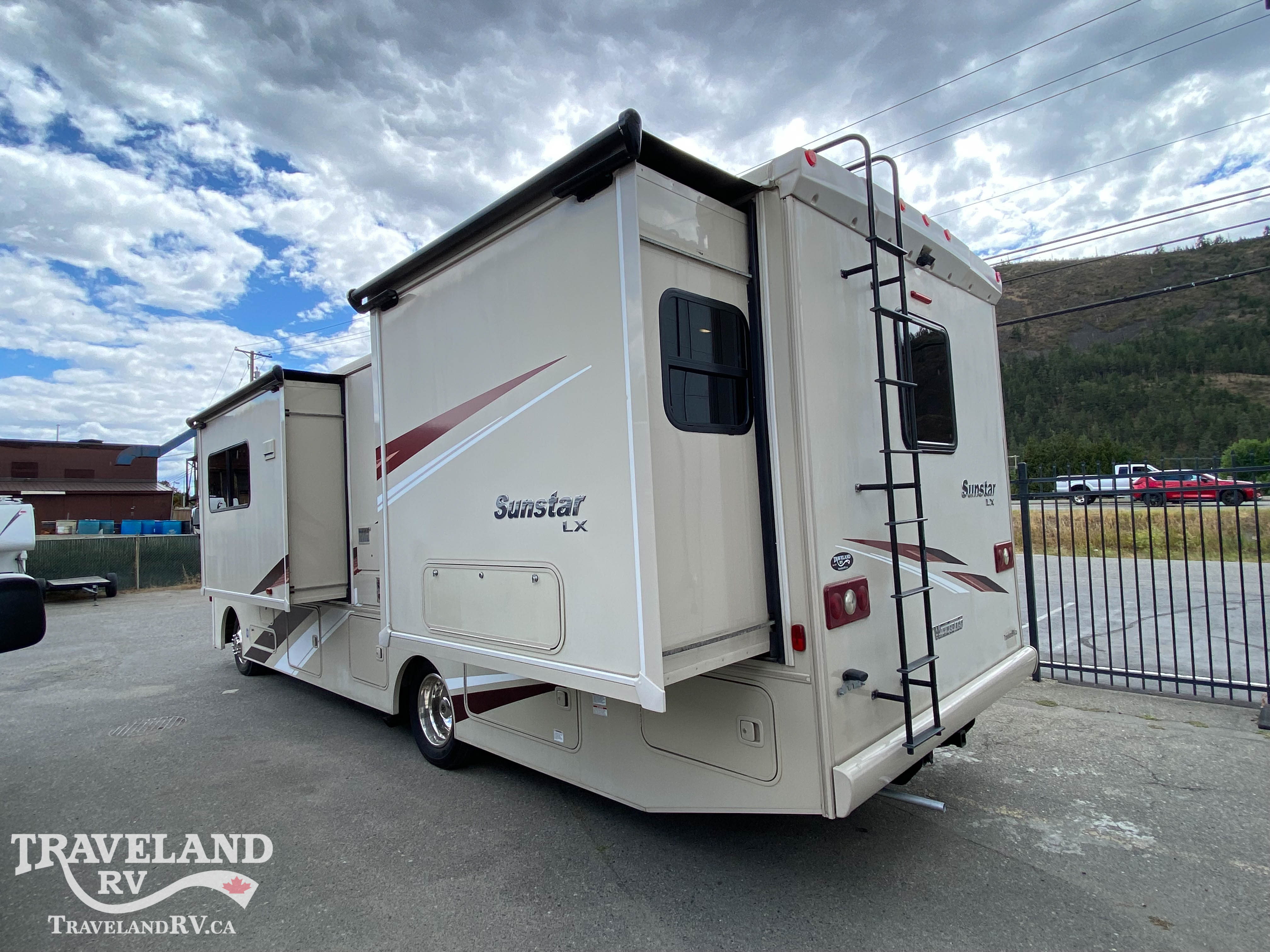 2019 Winnebago Sunstar LX 30T - Image 4