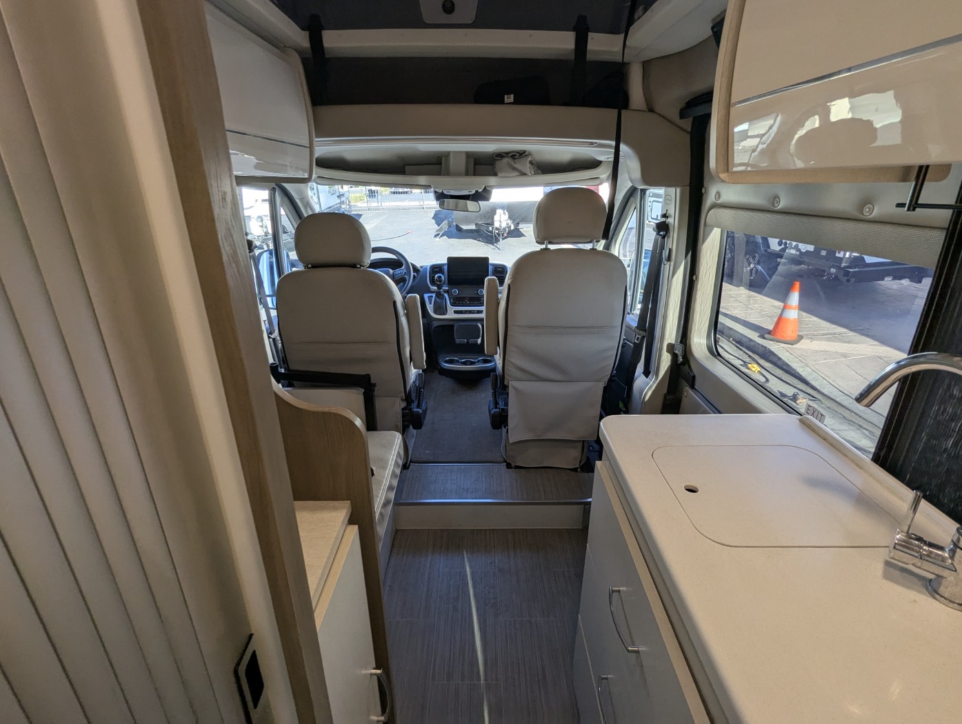 2022 Thor Motor Coach Tellaro 20J - Image 29