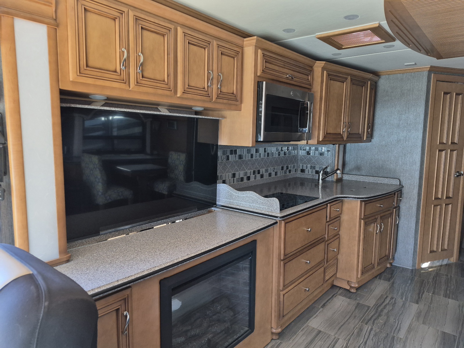 2015 Newmar Ventana 3636 - Image 9