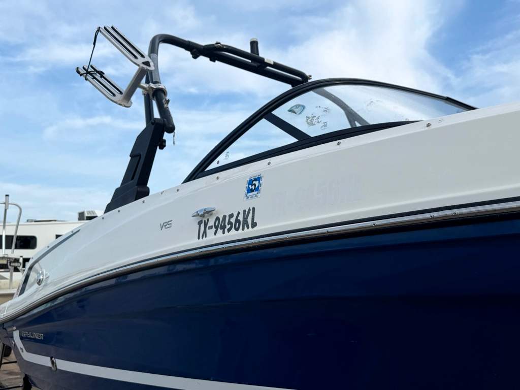 2022 Bayliner VR5 Base - Image 3