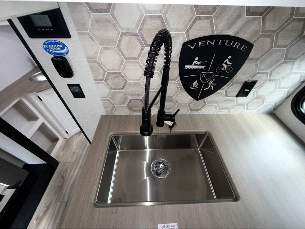 2026 VENTURE RV SPORTTREK STINGER 232VRL - Image 21