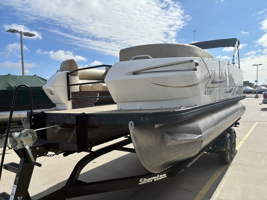 2015 Larson Escape 2200 RT - Image 5