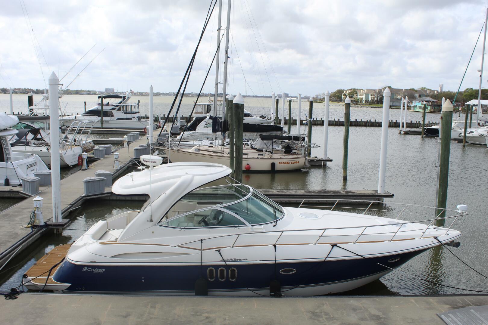 2007 Cruisers Yachts 420 Express - Image 1
