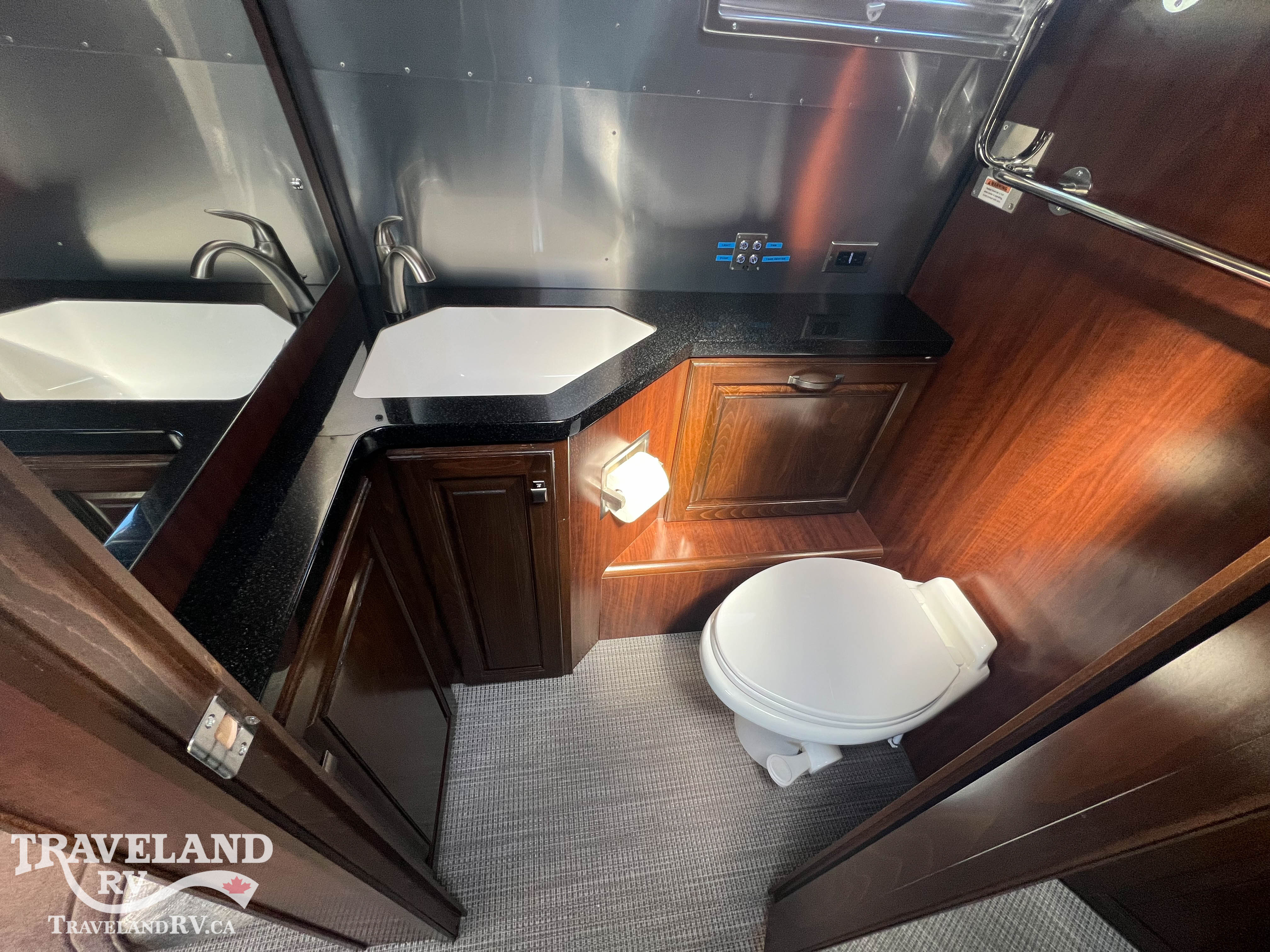 2020 Airstream Classic 30RB Twin - Image 19