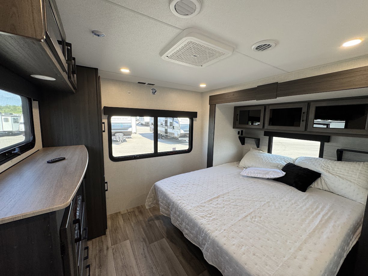 2026 VENTURE RV SPORTTREK 333VMI - Image 70