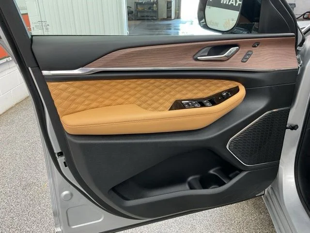 2025 Jeep Grand-Cherokee-L Laredo Altitude 4x4 - Image 11