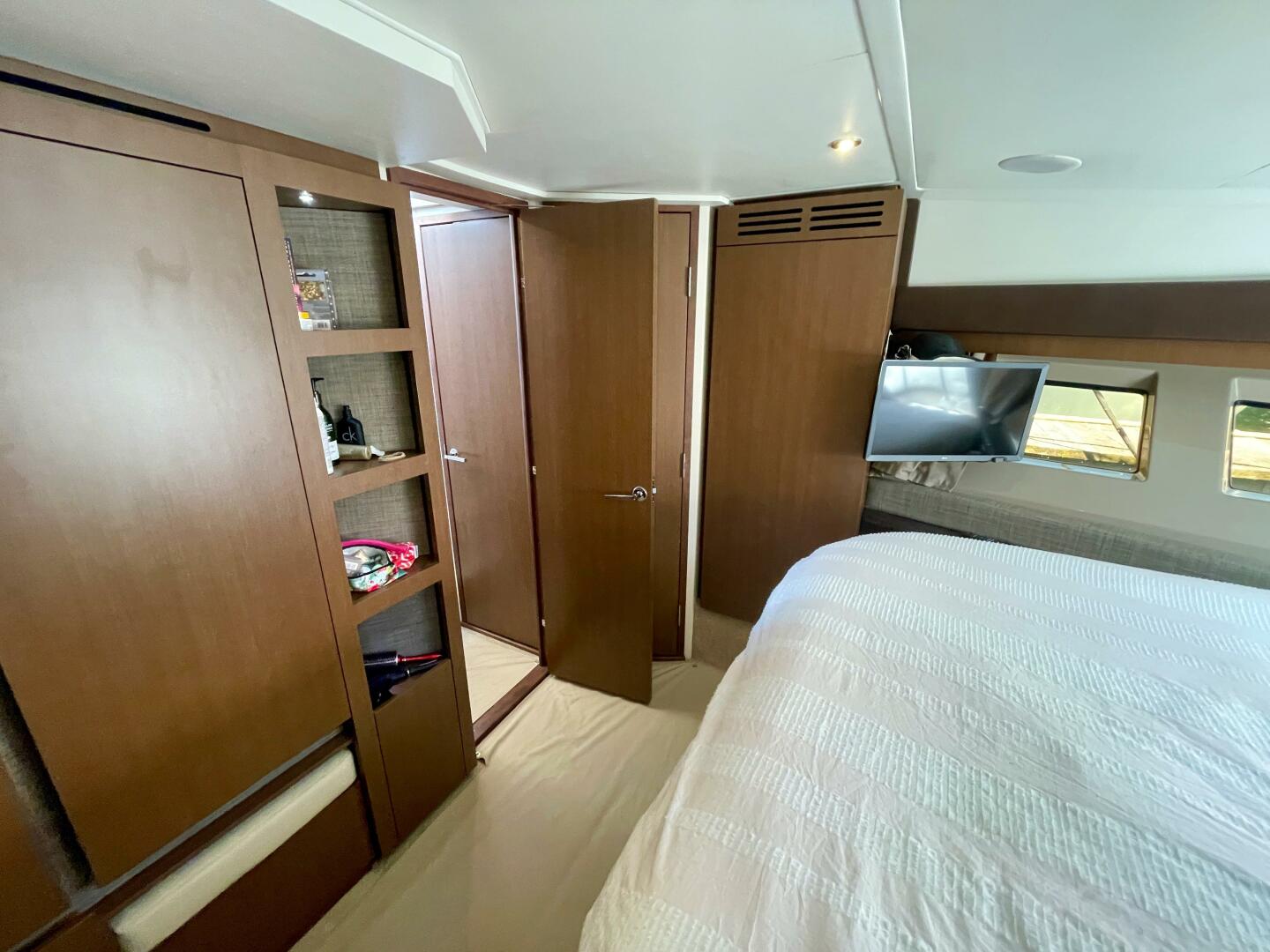 2017 Sea Ray 400 Sundancer - Image 52