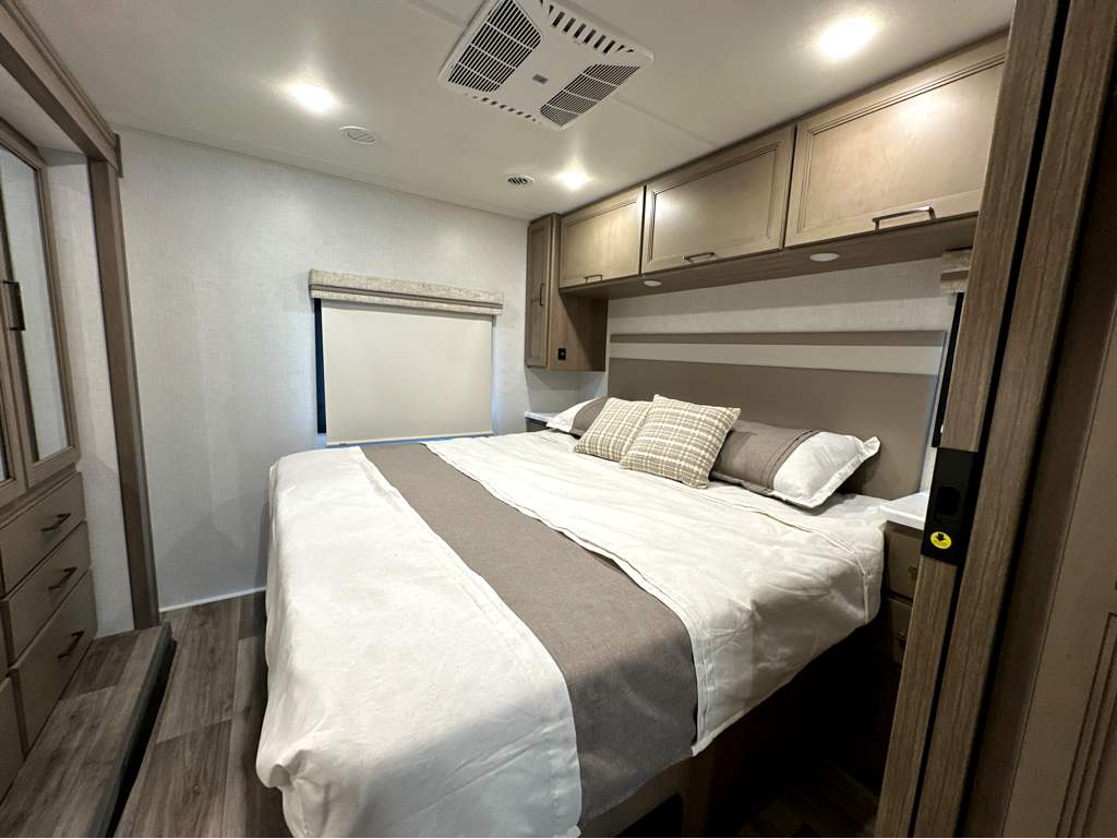2027 THOR MOTOR COACH HURRICANE 35A - Image 14