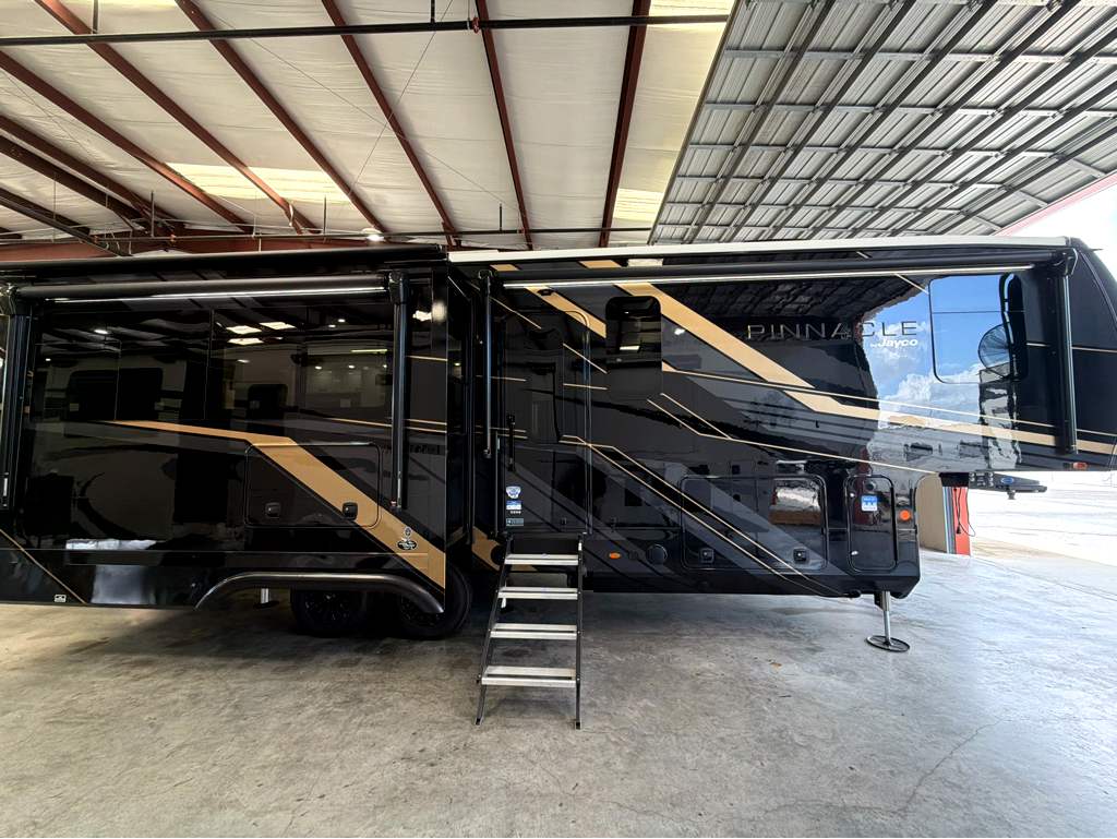 2027 JAYCO PINNACLE 32RLTS - Image 2