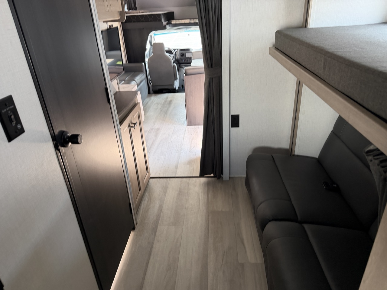 2026 Forest River Sunseeker LE 3250DSLEX - Image 16