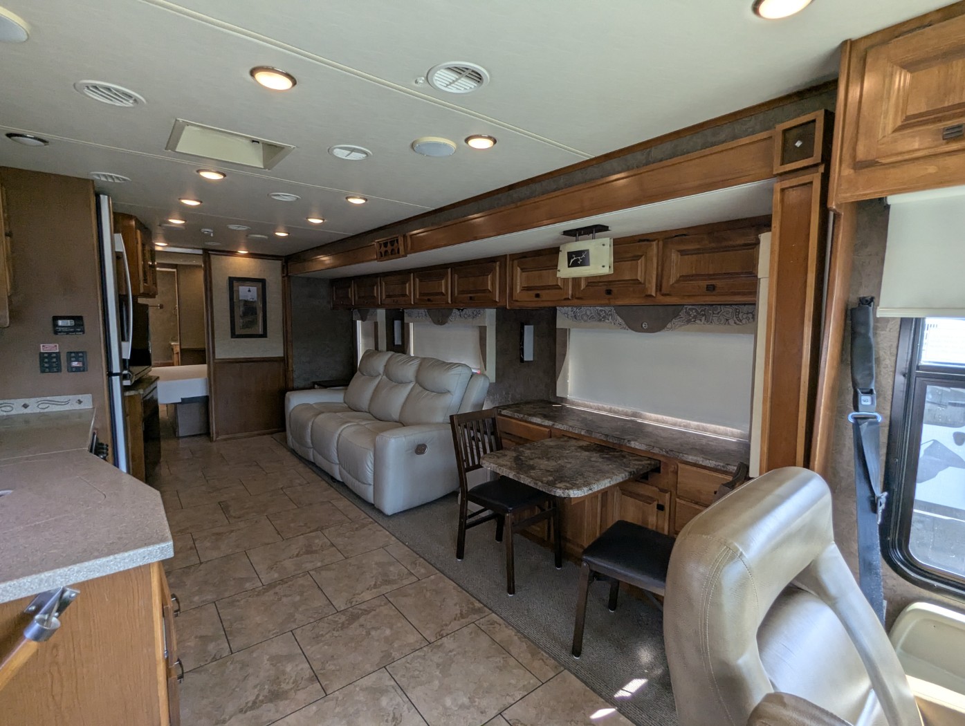 2014 Tiffin Allegro 36 LA - Image 10