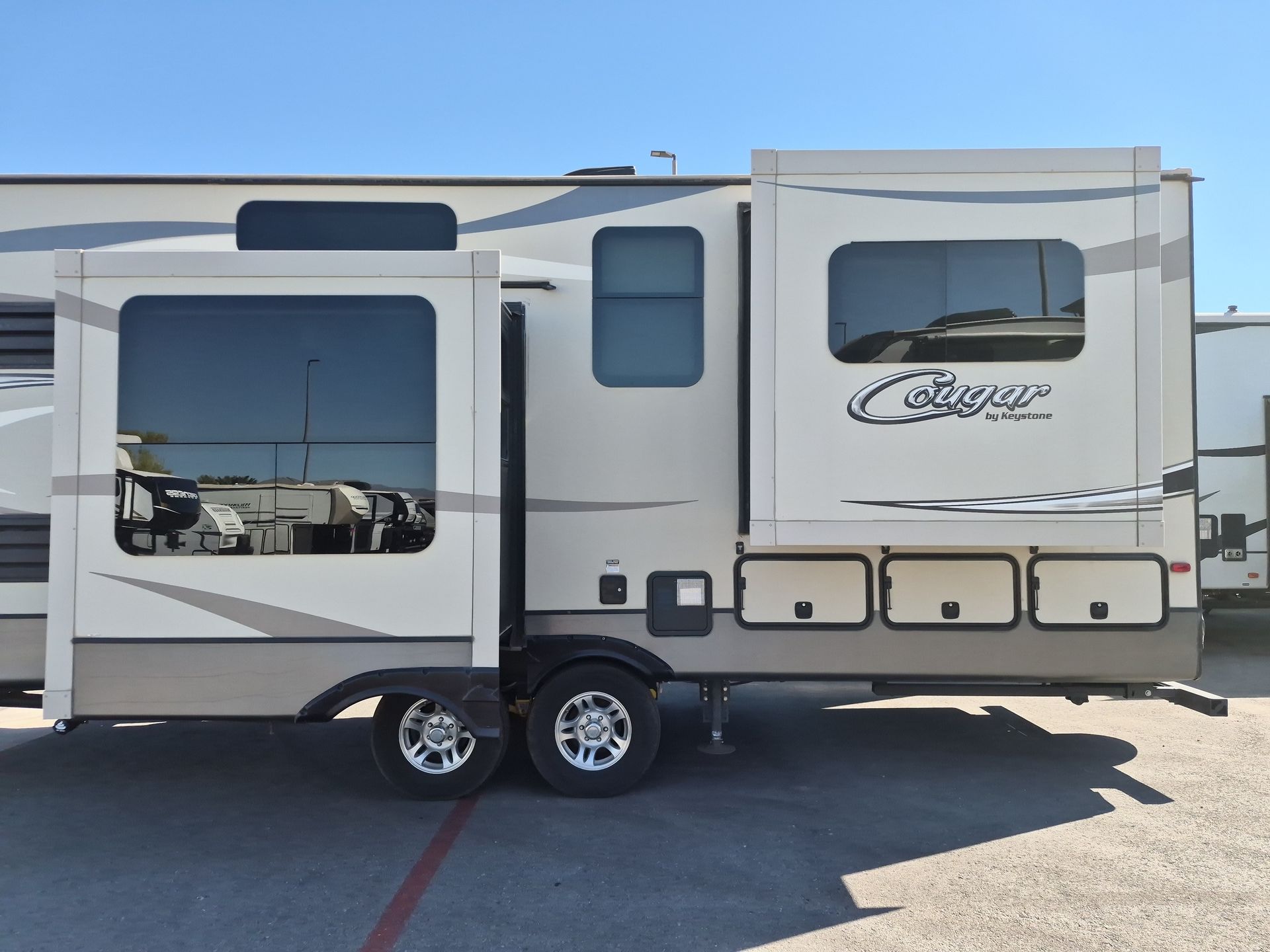 2017 Keystone Cougar 326RDS - Image 6