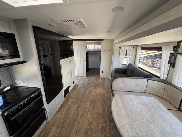 2022 Forest River Vibe 28BH - Image 31