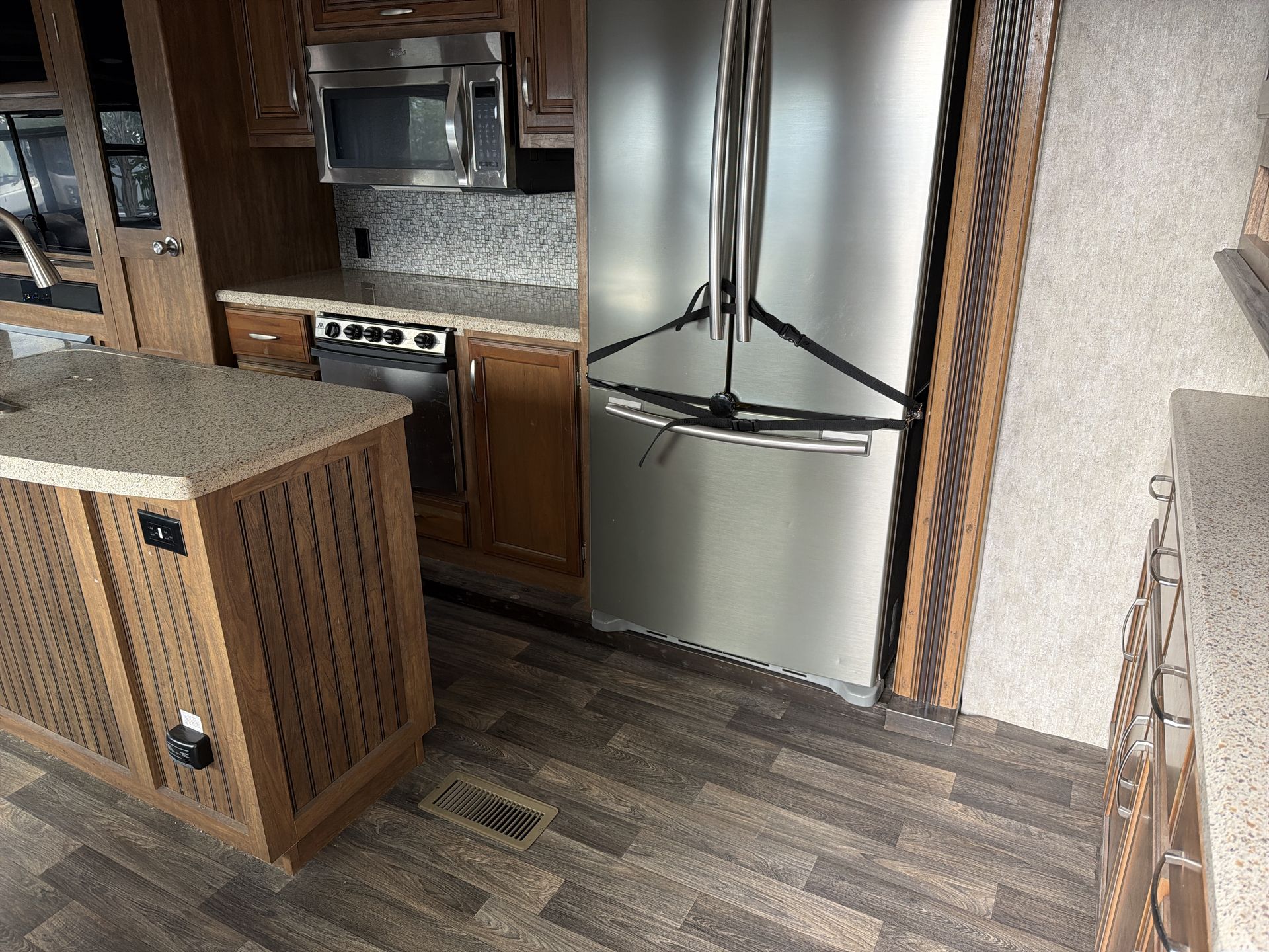 2015 Keystone Montana High Country 353RL - Image 12