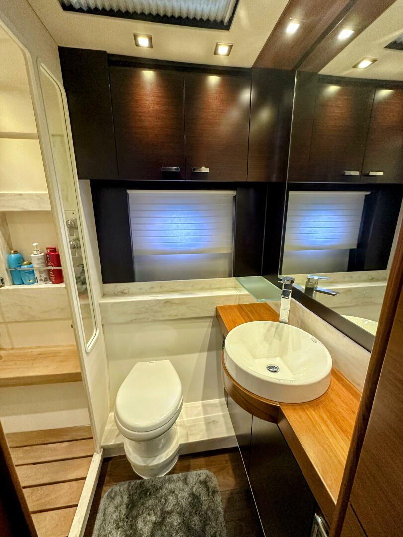 2014 Tiara Yachts 50 Coupe - Image 31