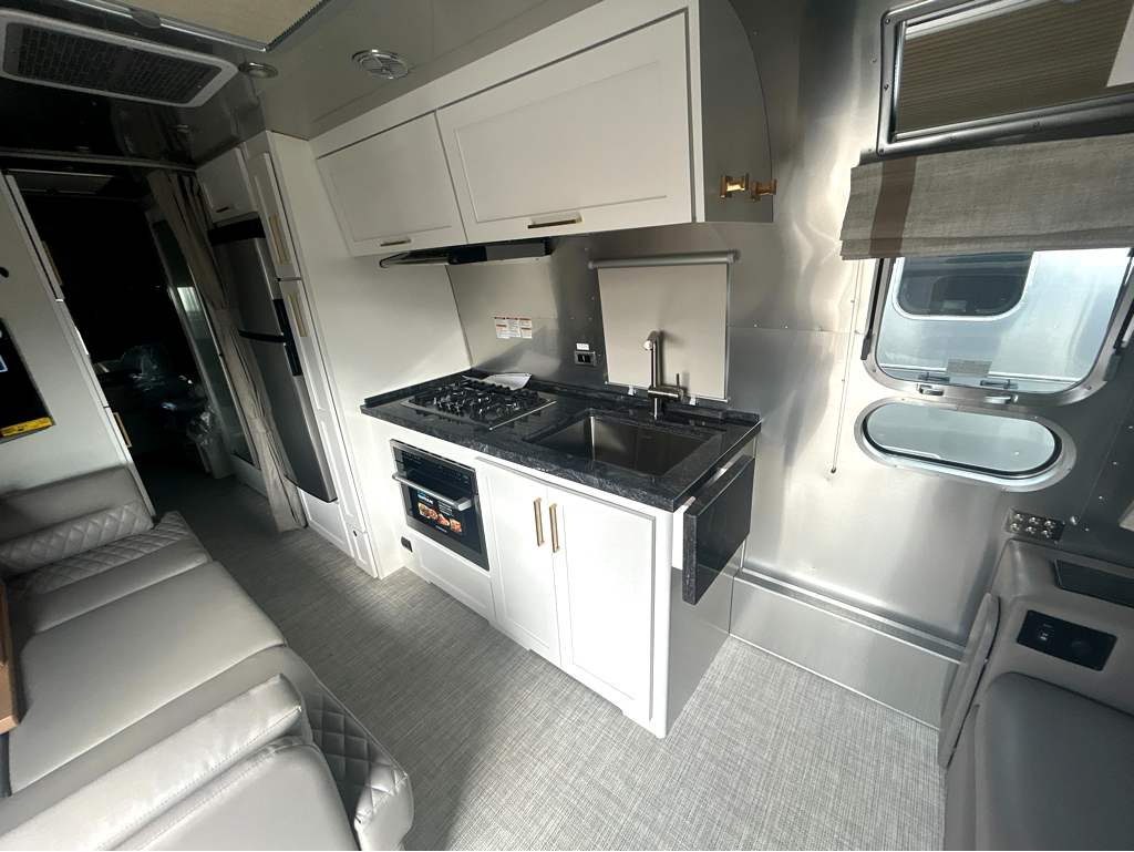 2027 AIRSTREAM CLASSIC 28RBT - Image 11